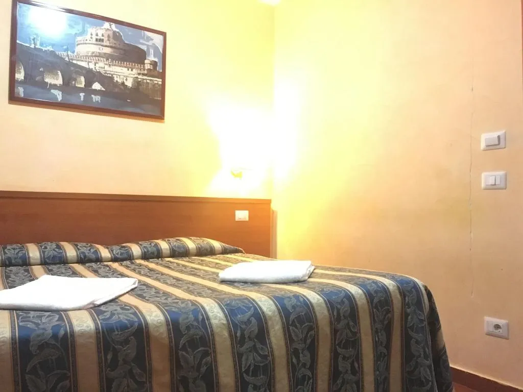 Room, Best Location In Rome, Naples