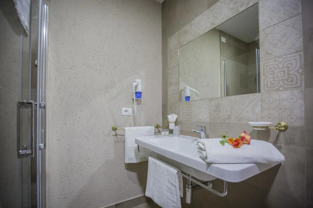 Room, Hotel Del Sole, Naples