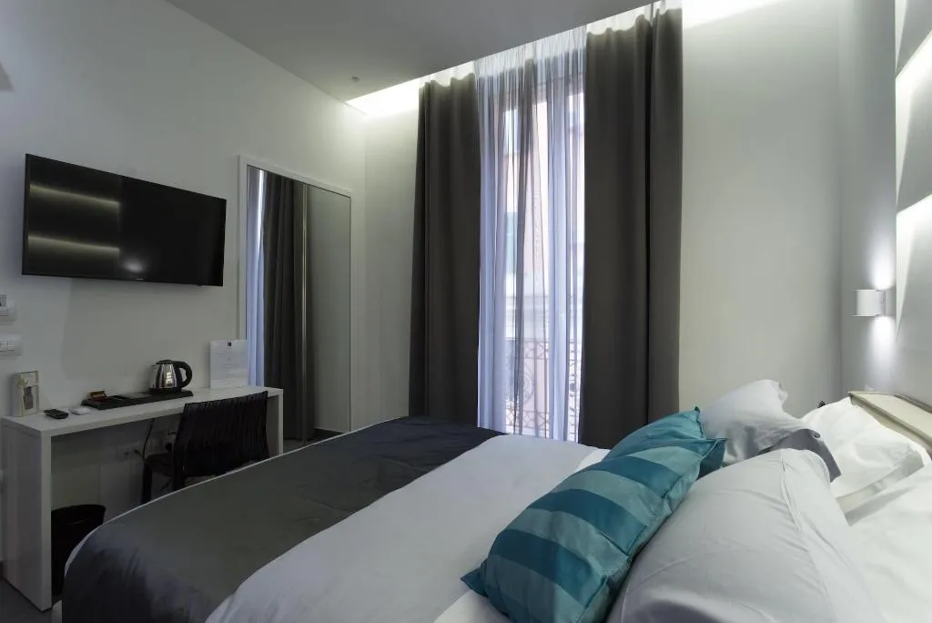 Room, Twice Naples, Naples