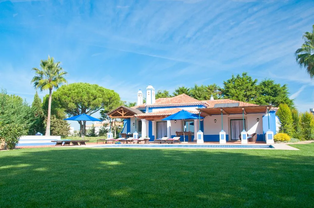 VILLA THREE BEDROOMS Room, Shantivillas, Algarve