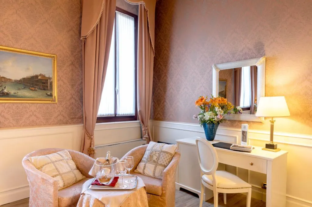 JUNIOR SUITE CANAL VIEW Room, Duodo Palace, Venice