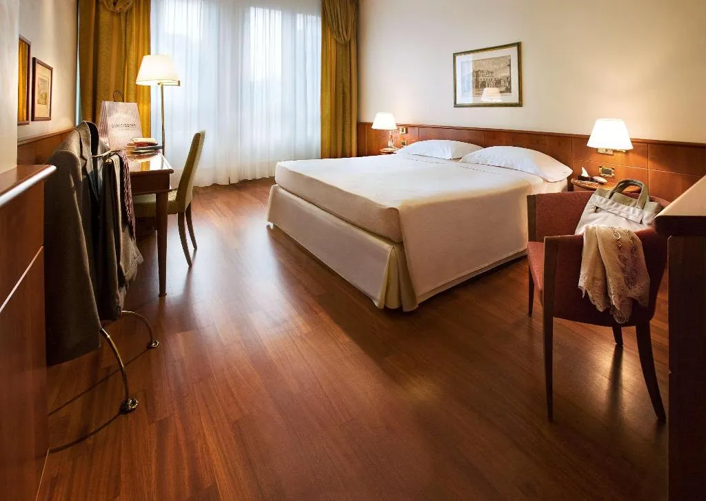 Room, Cavour, Milan