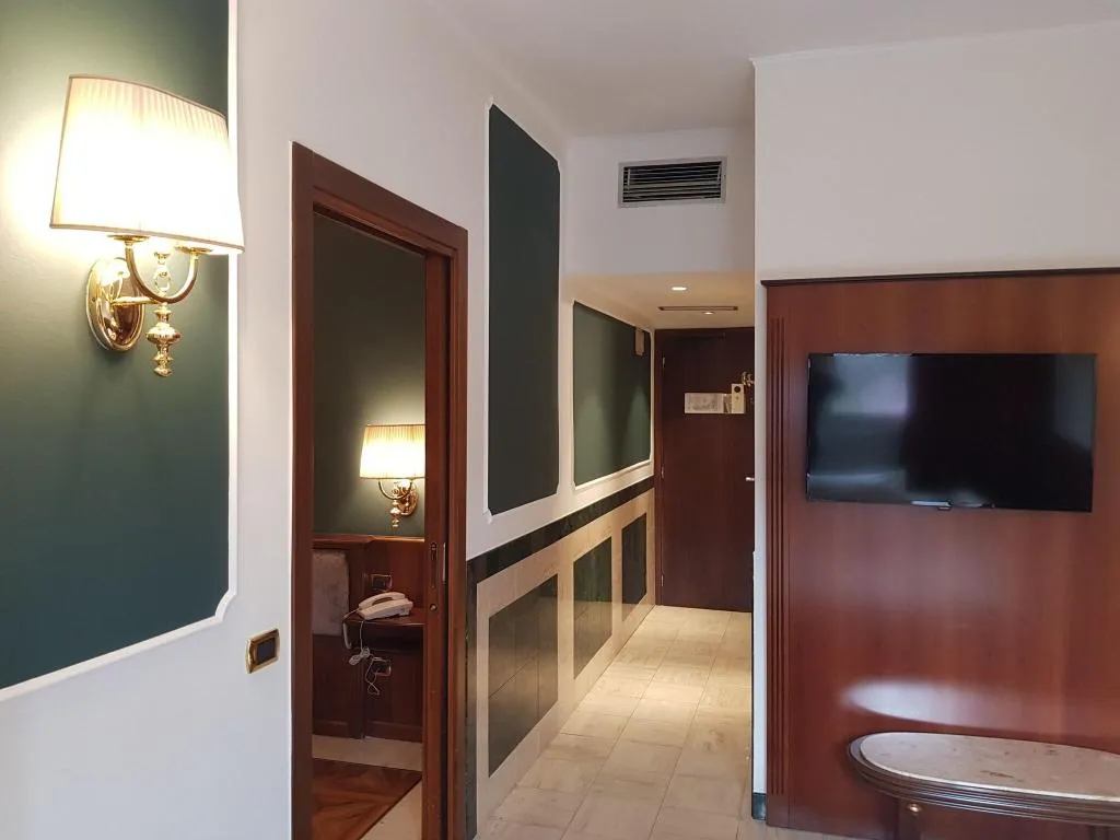 Room, Santa Barbara, Milan