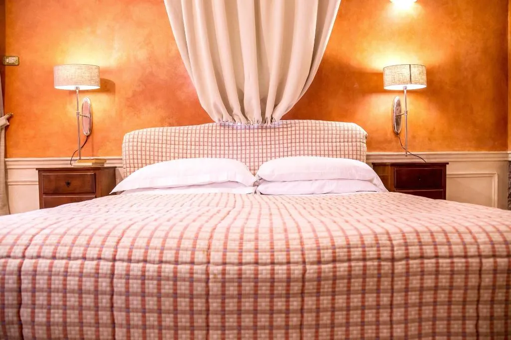 Room, Villa Gallone, Naples
