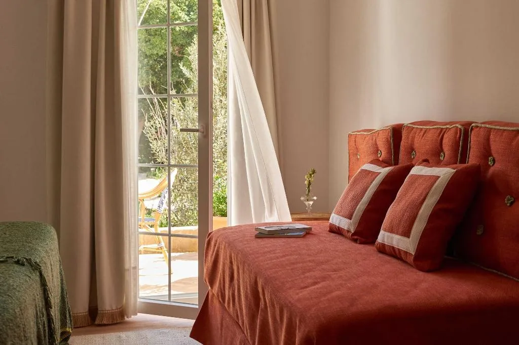 Room, Cristine Bedfor, Menorca