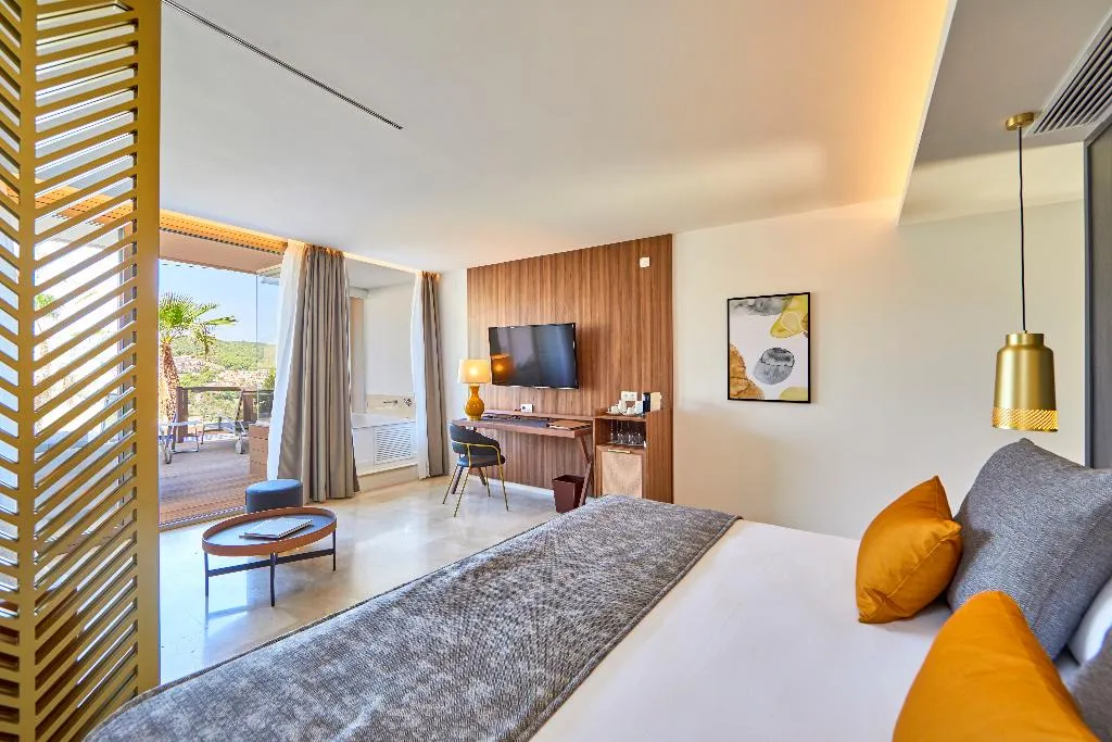 JUNIOR SUITE POOL VIEW Room, Zafiro Palace Andratx, Majorca
