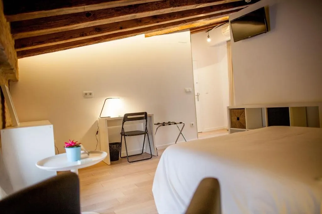Room, Host & Home, Valencia