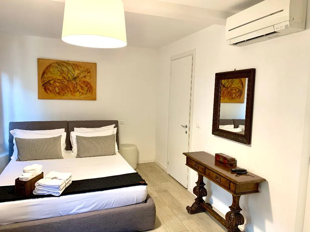 DOUBLE DELUXE CANAL VIEW Room, B&B Fortuny, Venice