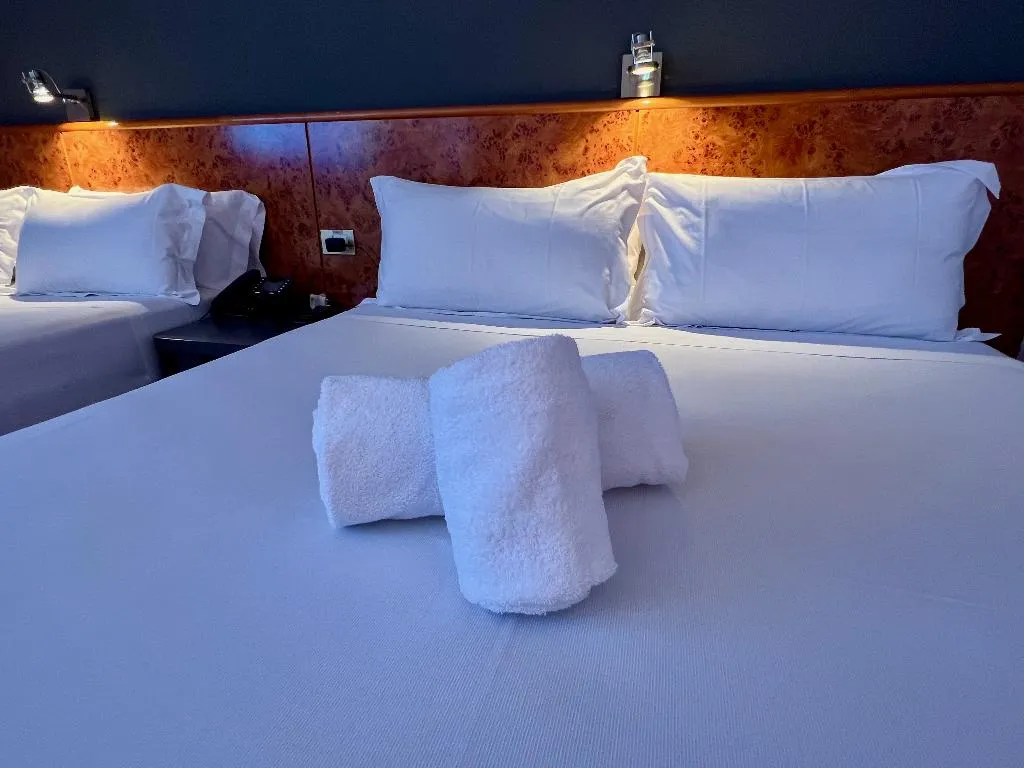 TRIPLE TWO BEDS Room, AP Hotel & Parking Madrid Aeropuerto, Madrid