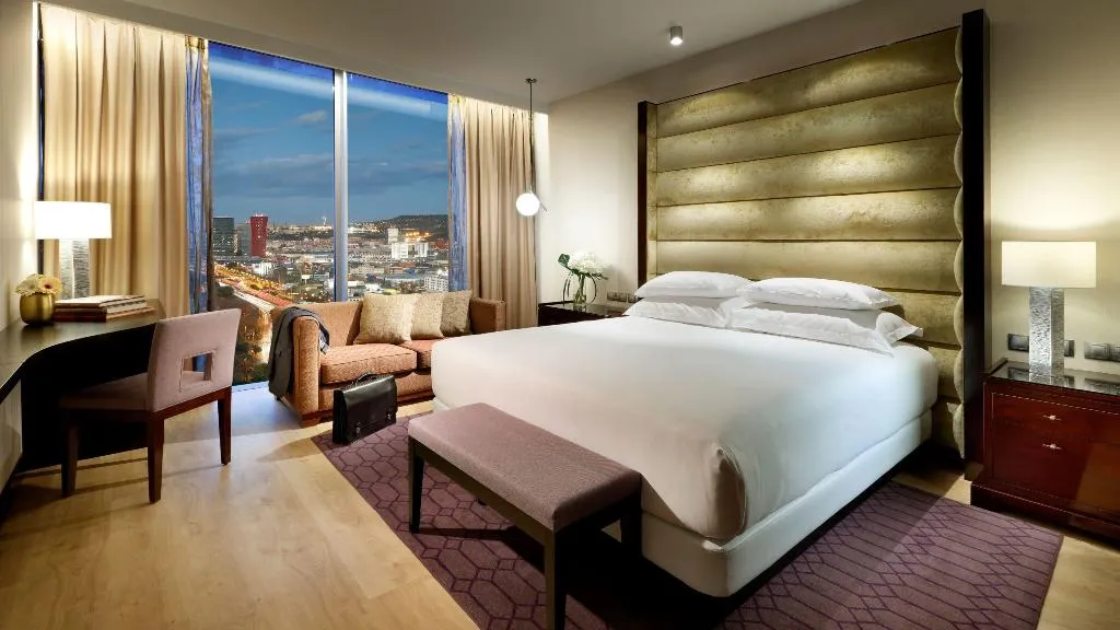 SUITE KING SIZE BED Room, Hyatt Regency Barcelona Tower, Barcelona