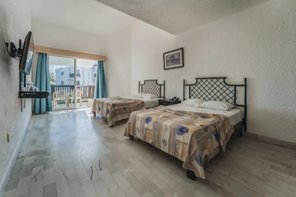 QUADRUPLE STANDARD Room, Imperial las Perlas, Cancun Area
