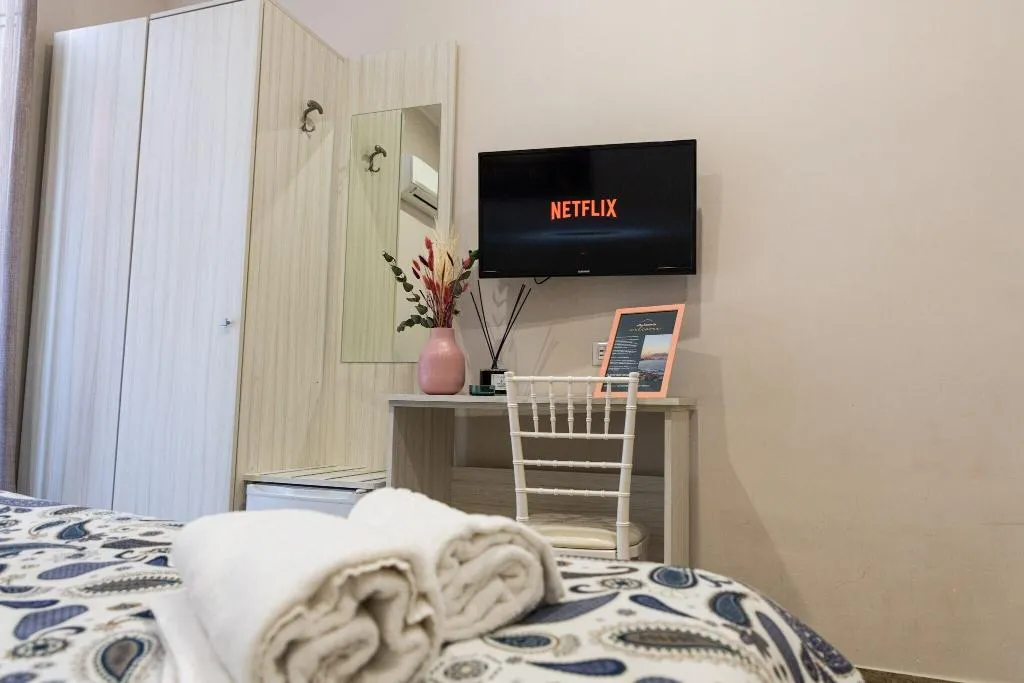 Room, B B Alla Ferrovia, Naples