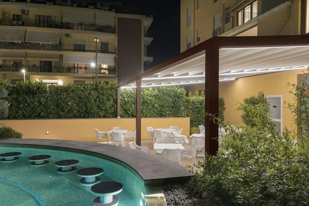 Pool, Leone, Naples