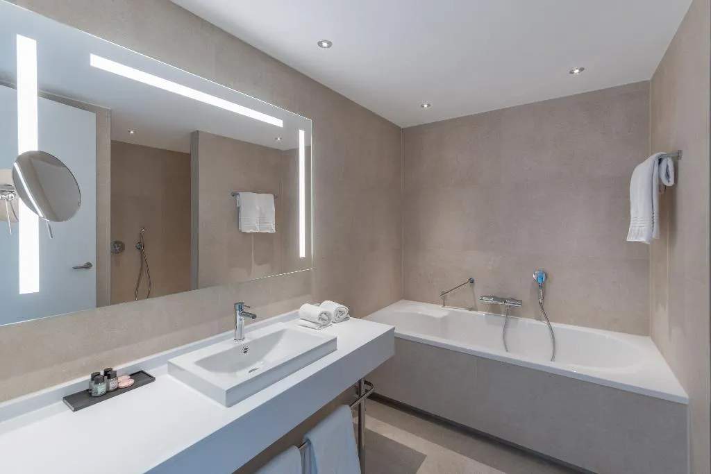 DOUBLE DELUXE Room, Van der Valk Hotel Schiphol, Amsterdam