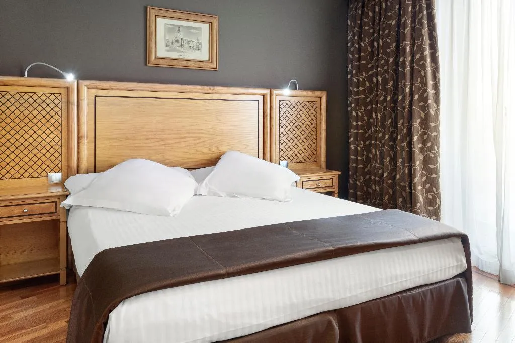 JUNIOR SUITE STANDARD Room, Exe Doña Carlota, Madrid