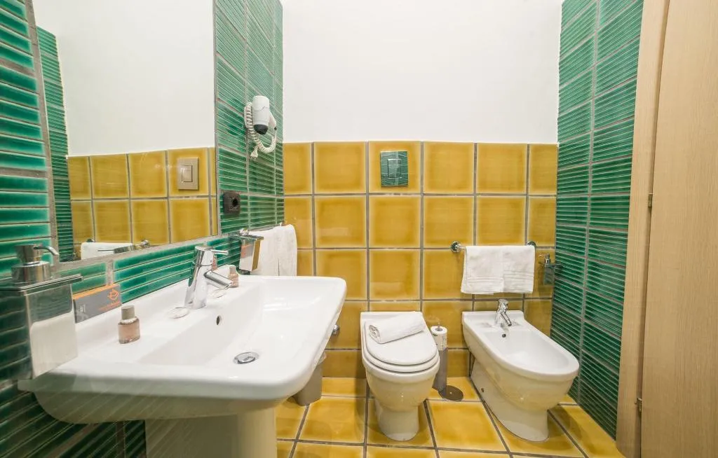 Room, Bed & Breakfast Chiaia 32, Naples