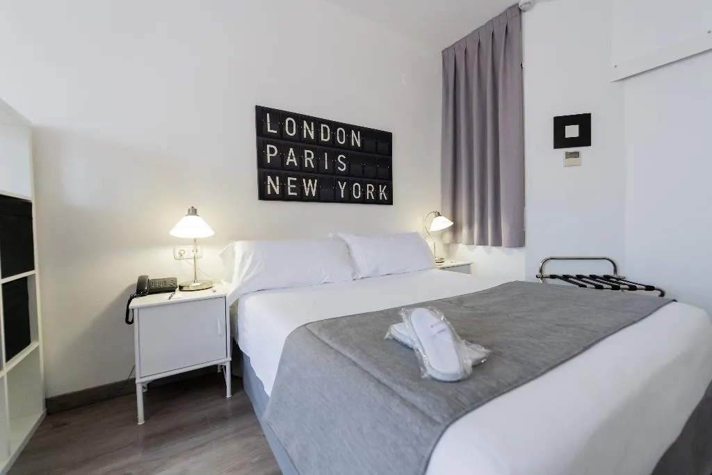 TRIPLE STANDARD Room, Aparthotel Atenea Calabria, Barcelona