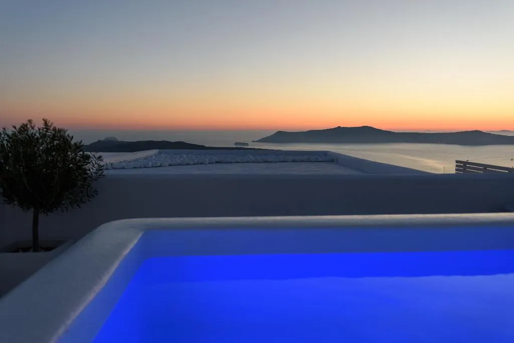 SUITE WITH JACUZZI Room, Kamares Apartments, Santorini
