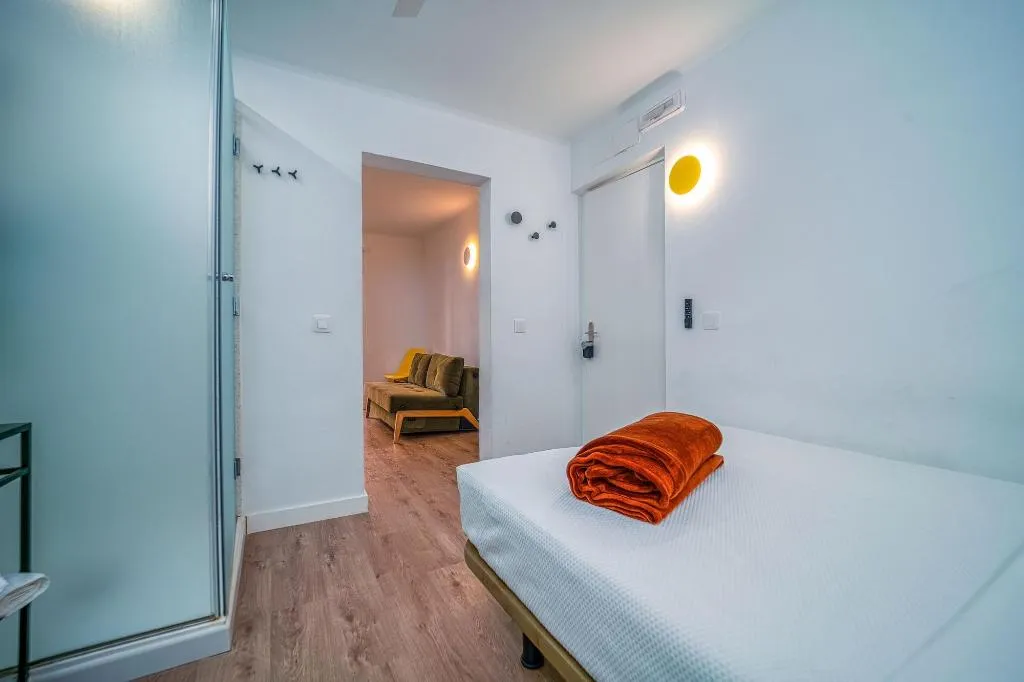 Room, Angelitomad, Madrid