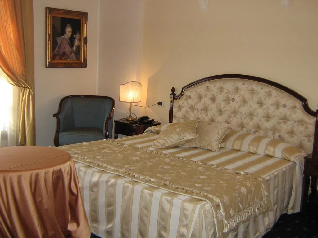 Room, Grand Hotel Palace, Palermo