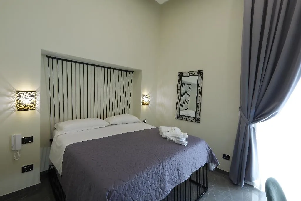 DOUBLE ECONOMY Room, Il salotto della regina, Naples