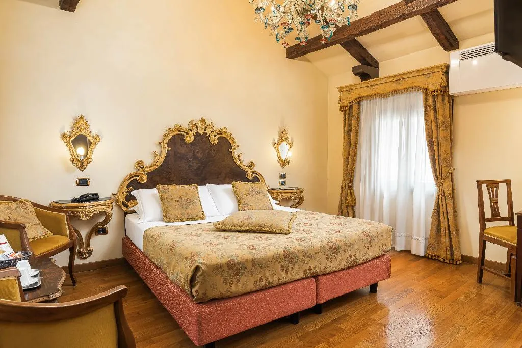 DOUBLE DELUXE CANAL VIEW Room, Ca Alvise, Venice