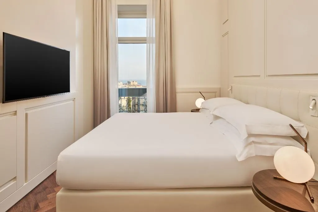 DOUBLE DELUXE SEA VIEW Room, de Bonart Naples-Curio Collection by Hilton, Naples