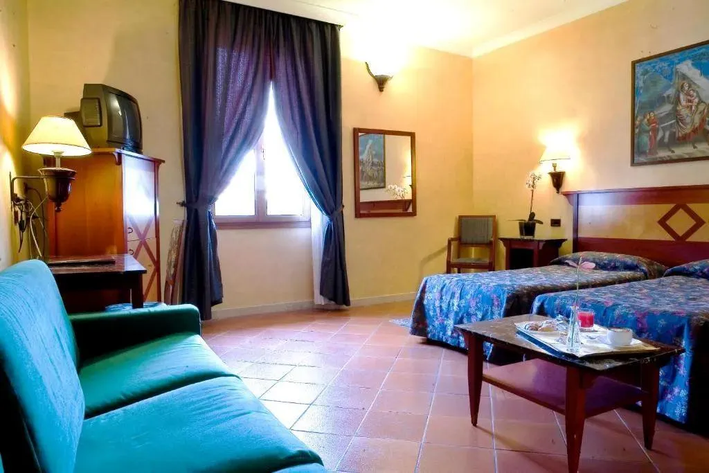 QUADRUPLE STANDARD Room, Corona D'Italia, Florence