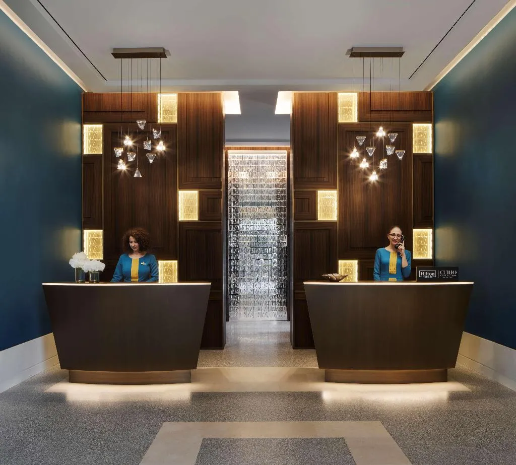 Lobby, de Bonart Naples-Curio Collection by Hilton, Naples
