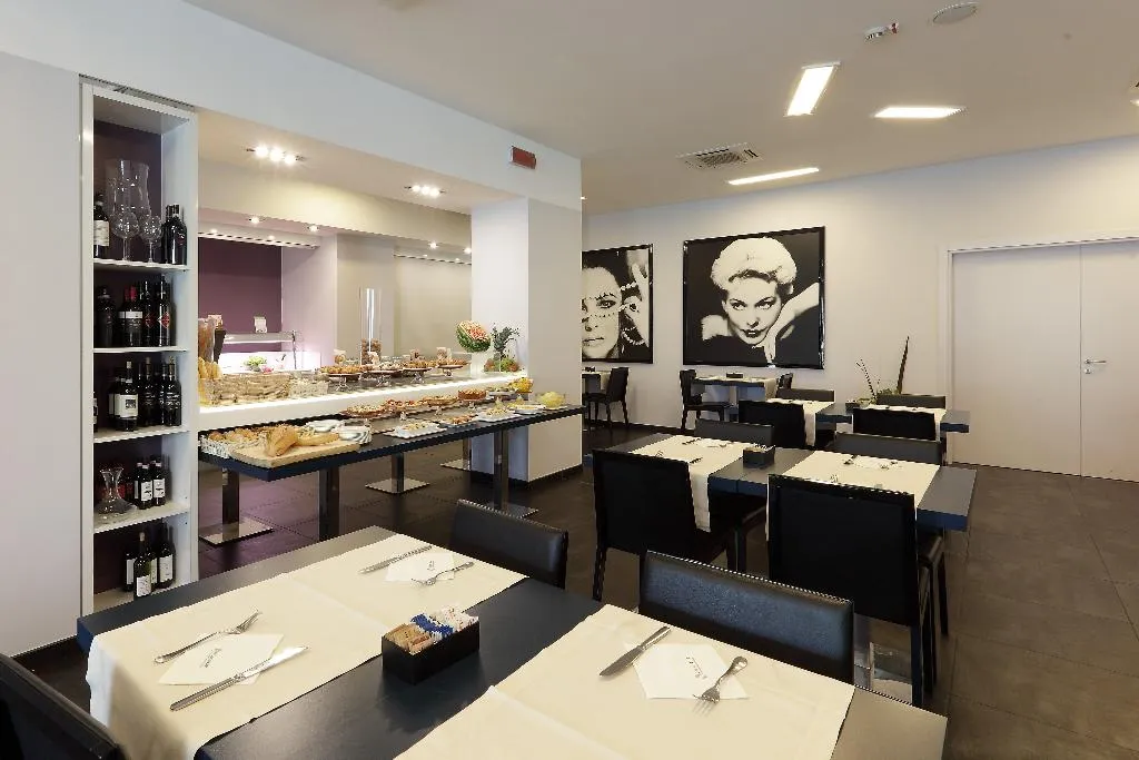 Restaurant, Holiday Inn Milan Nord Zara, Milan