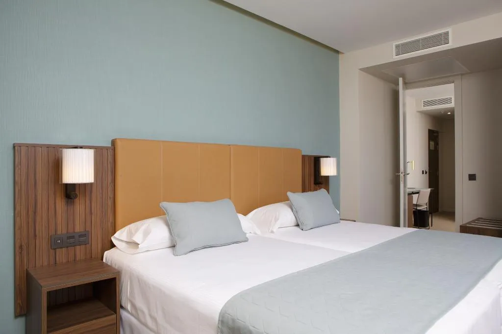 FAMILY ROOM DELUXE TWO BEDS Room, Hotel Riu Plaza España, Madrid
