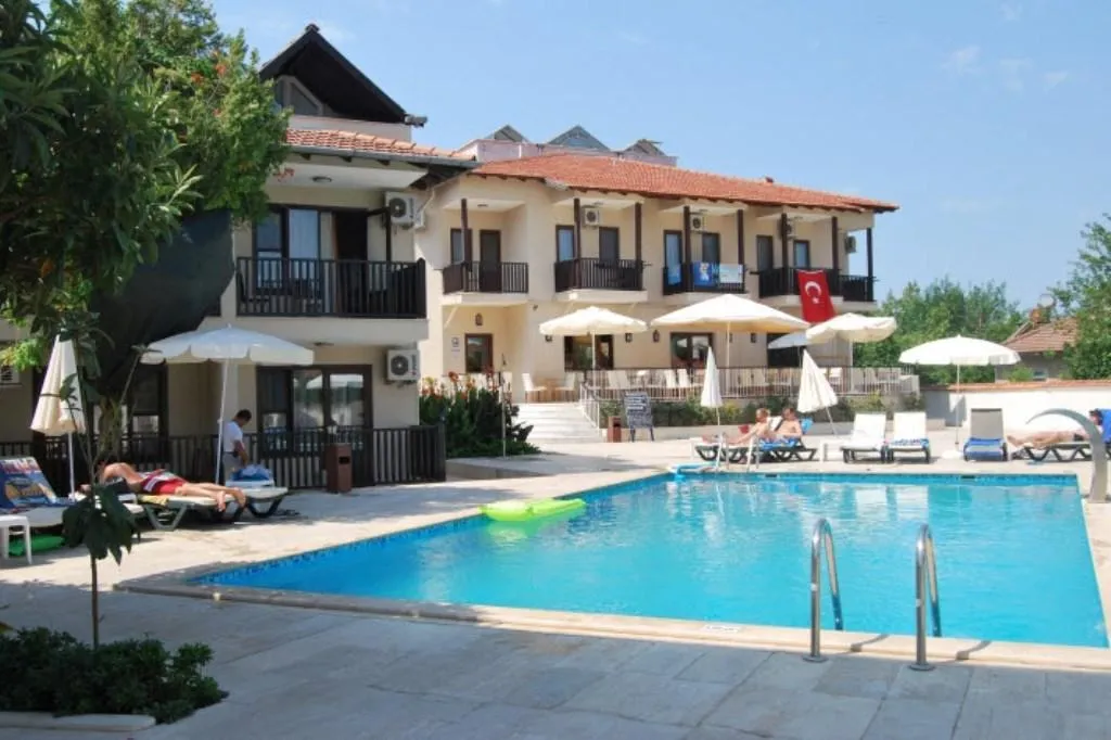 Pool, Binlik, Dalaman