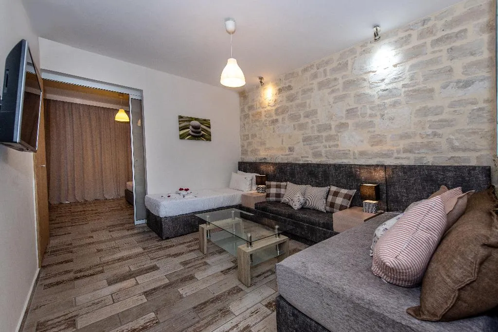 SUITE WITH PRIVATE POOL Room, RG Village Crete, Crete