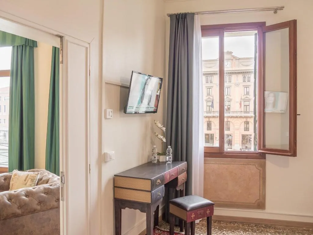 Room, Grand Canal Suites, Venice