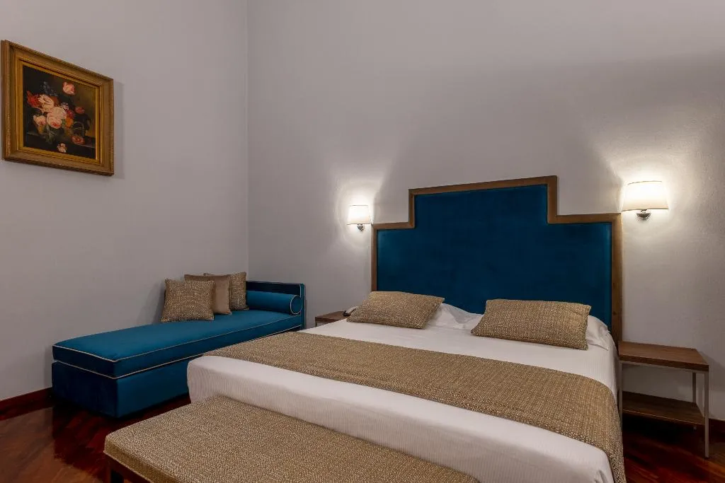 TRIPLE SUPERIOR Room, Hotel Bosone Palace, Umbria