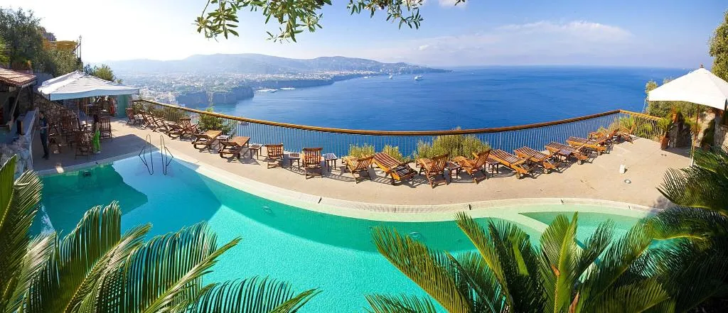 Pool, Megamare, Naples