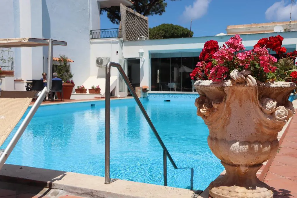 Pool, Lord Byron, Naples