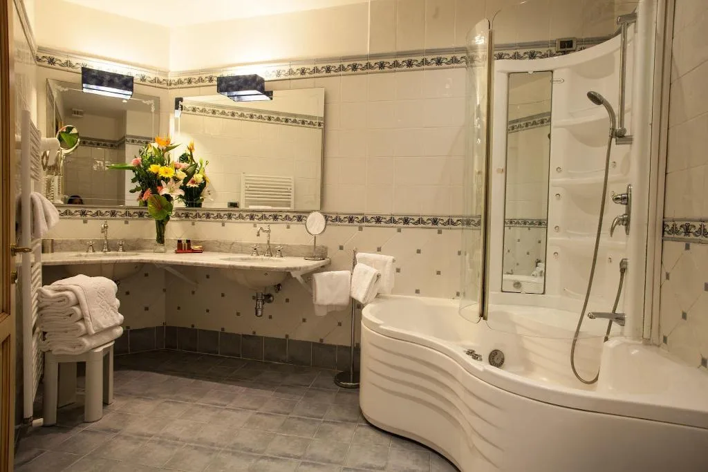 QUADRUPLE THREE BEDS Room, Alba Palace, Florence