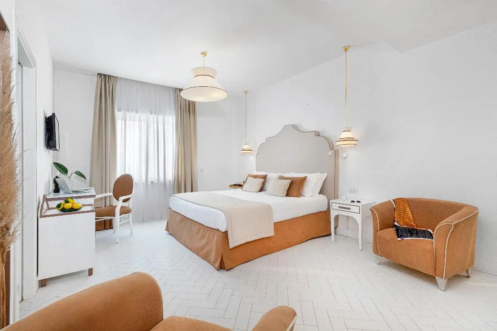 Room DELUXE WITH BALCONY Room, Alimuri Bay Resort, Naples