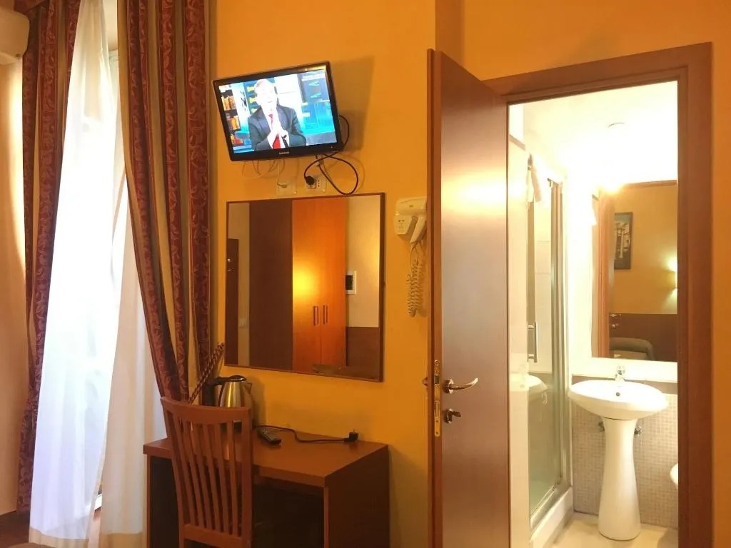 Room, Best Location In Rome, Naples