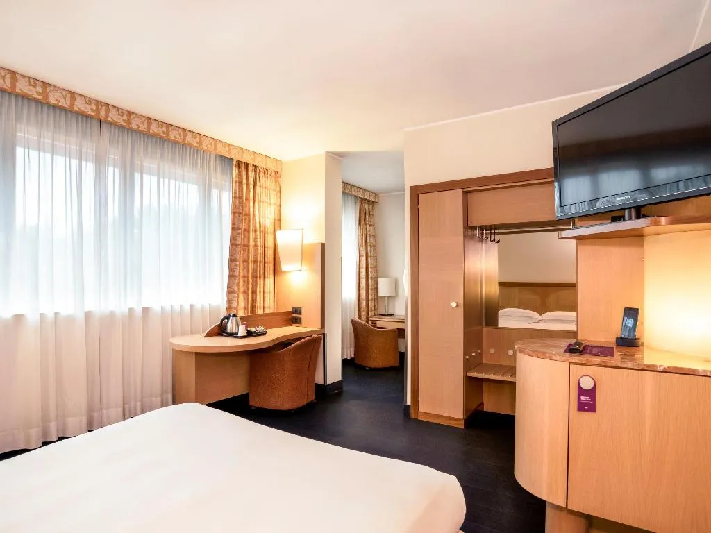 DOUBLE SUPERIOR WITH DOUBLE BED Room, Mercure Roma West, Rome