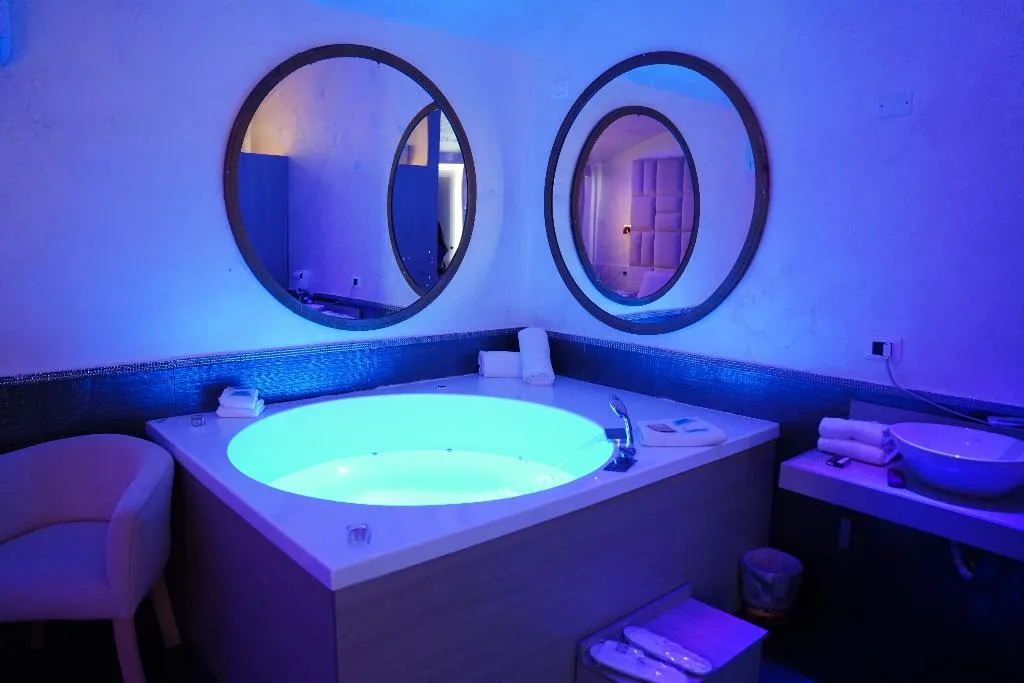 JUNIOR SUITE WITH JACUZZI Room, Bee Queen Hotel, Naples