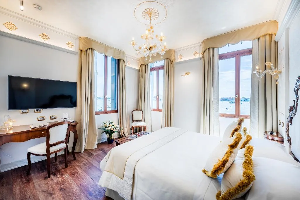 SUITE CANAL VIEW Room, Monaco and Grand Canal, Venice