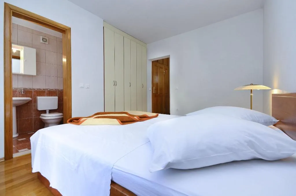 Room, House Topic, Split