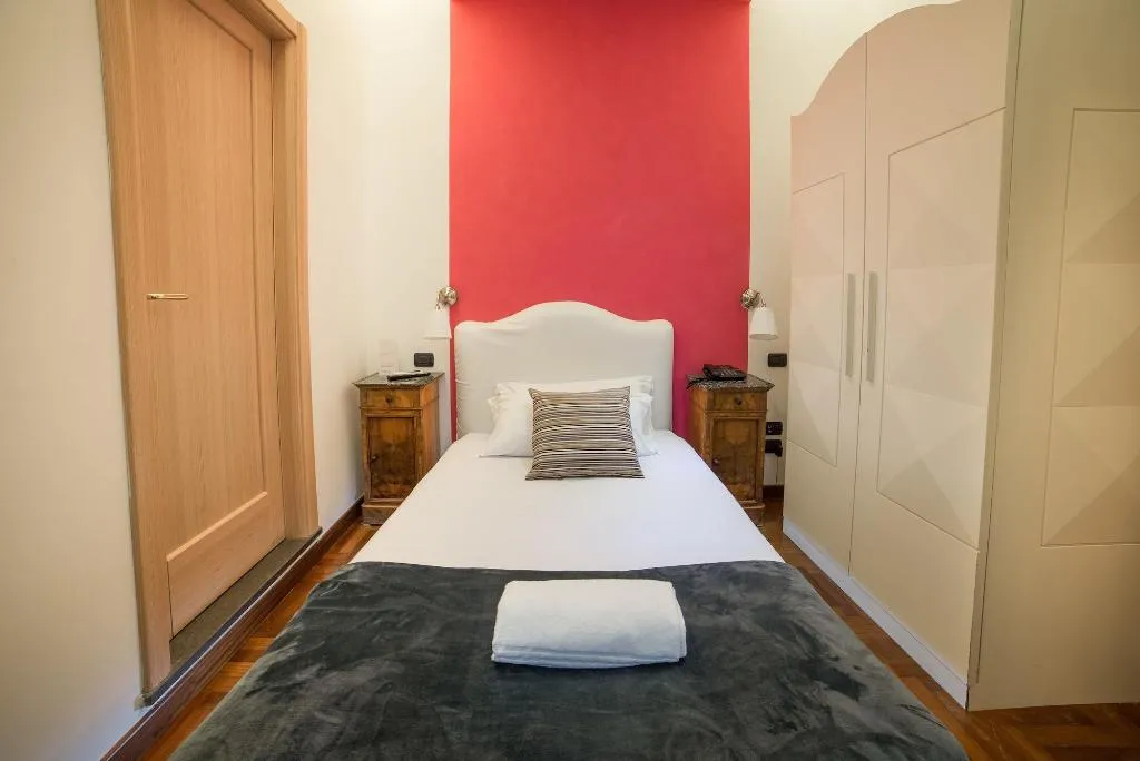 Room, Bed & Breakfast Chiaia 32, Naples