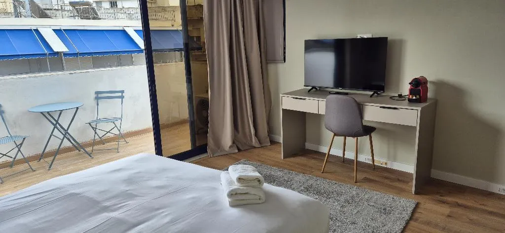 SUITE ONE BEDROOM WITH KITCHENETTE Room, Figleaf Kypseli, Athens