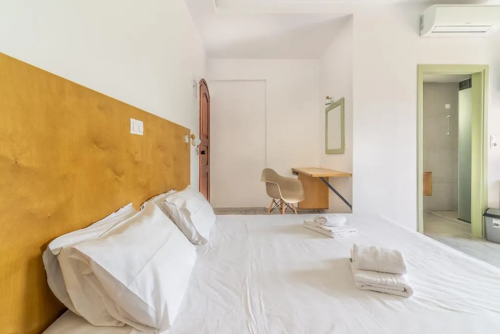 QUADRUPLE ONE BEDROOM ONE BATHROOM Room, Prince Of Lillies, Crete