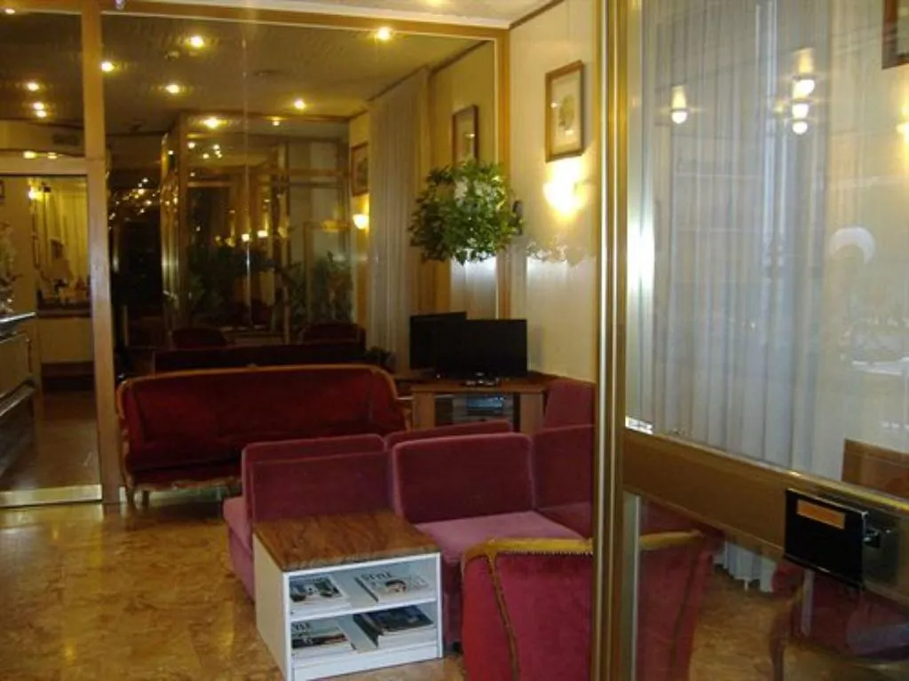 Lobby, Mayorca, Milan