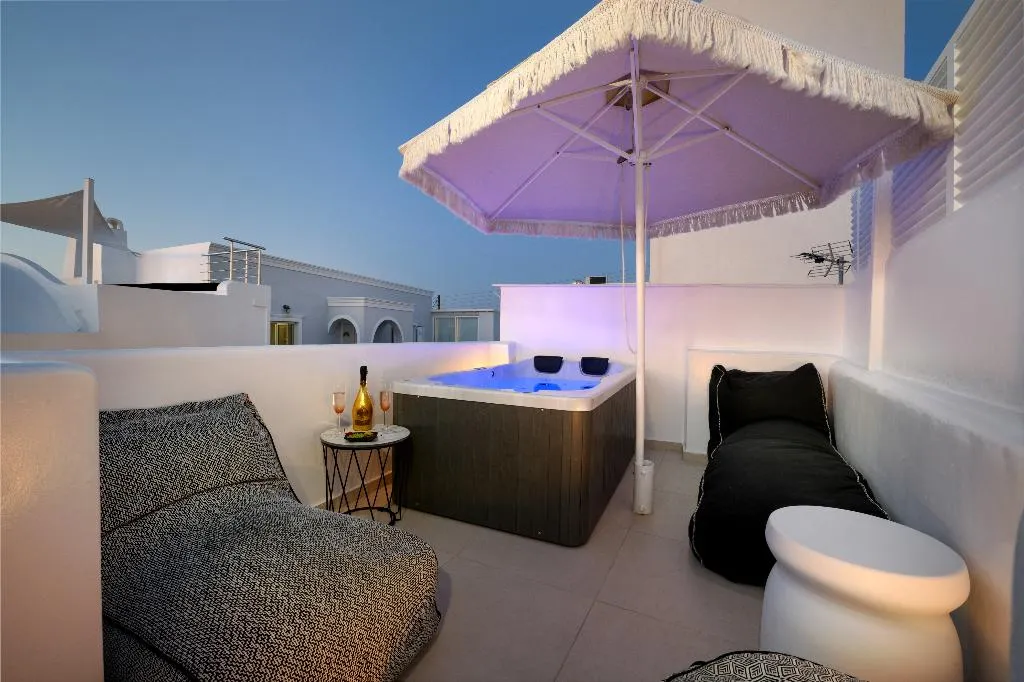 SUITE DELUXE WITH JACUZZI Room, Sole D'Oro Luxury Suites, Santorini