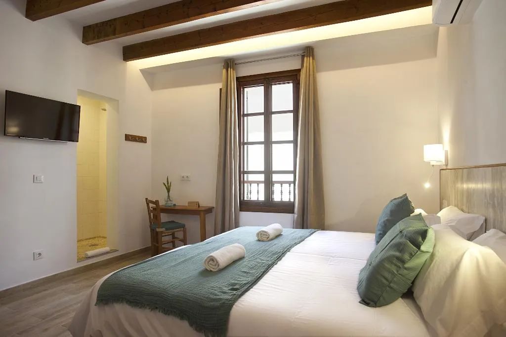 TRIPLE BASIC Room, Casal de Petra - Rooms & Pool, Majorca